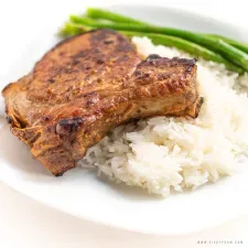 Chuletas de cerdo gruesas al horno con ajo y soja