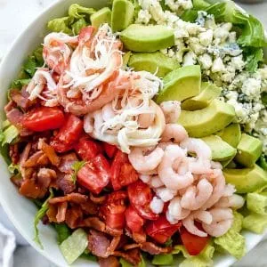 Ensalada Cobb de marisco con cangrejo y gambas