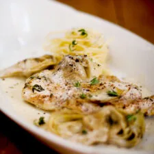 Pollo con alcachofas