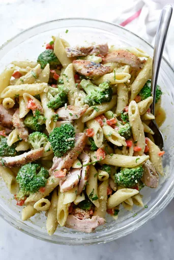 Penne cremoso con pollo, pesto y brócoli