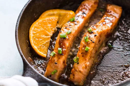 Salmón a la sartén con naranja y mostaza
