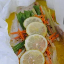 Pescado con jengibre, hierba luisa y cebolleta en papillote