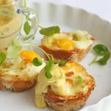 Copas de Huevo con Queso de Cabra y Jamón de Parma con Salsa Holandesa de Estragón