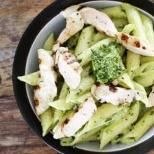 Penne con Pollo a la Parrilla y Salsa Cremosa de Pesto