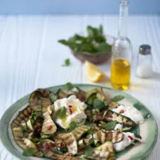 Salade de courgettes grillées, menthe et burrata