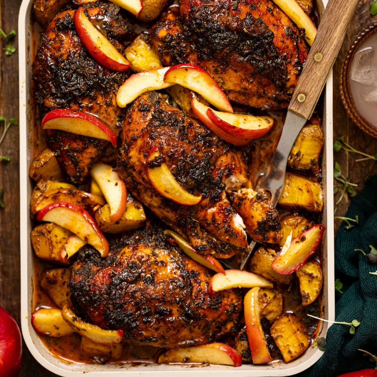 Pechugas de pollo al horno con manzana, miel y Dijon