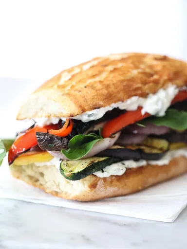 Sándwich de verduras a la parrilla con ricotta a las finas hierbas