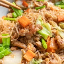 Fideos de arroz salteados con cerdo