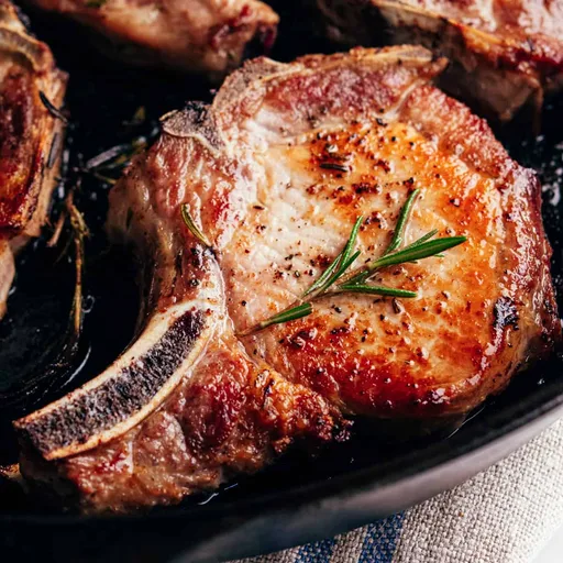 Chuletas de cerdo a la sartén de hierro fundido