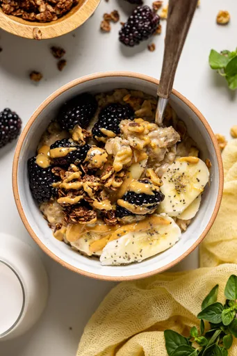 Avena Proteica con Mantequilla de Cacahuete, Plátano y Chía