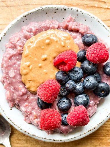 Avena fácil con crema de cacahuete y mermelada