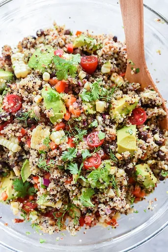 Ensalada latina de quinoa y aguacate al chipotle