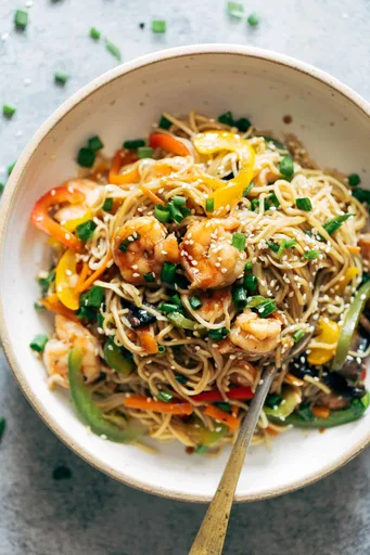 Chow Mein de langostinos (comida en una sola olla, 30 minutos)