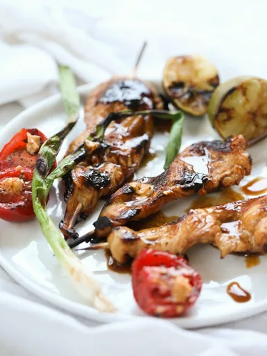 Brochetas de pollo a la mantequilla de lima y chile