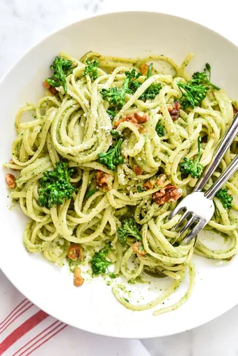 Linguine con Brotes de Brócoli y Pesto de Nueces