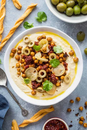 Bol de hummus con garbanzos crujientes del norte de África