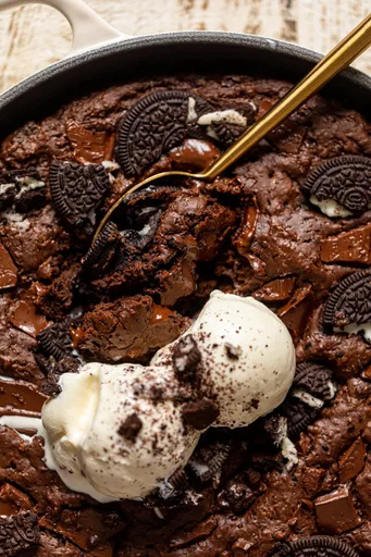 Chocolate Oreo Skillet Brownie [Vegan]