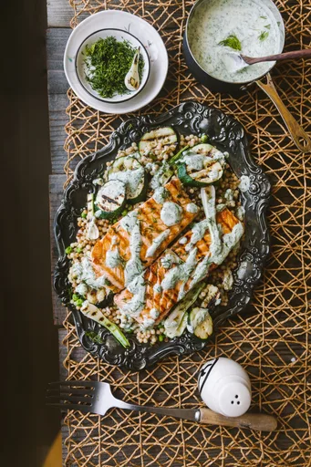 Salmón con salsa cremosa de eneldo