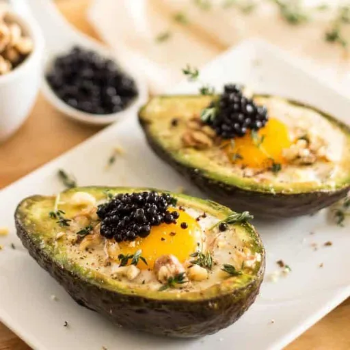 Huevos en barca de aguacate