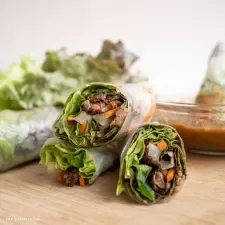 Rollitos de primavera vietnamitas de ternera a la parrilla con hierba luisa (Thịt Bò Nướng Cuốn Bánh Tráng)