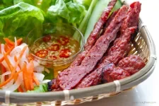 Salchicha de cerdo a la parrilla vietnamita (Nem Nuong)