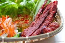 Salchicha de cerdo a la parrilla vietnamita (Nem Nuong)