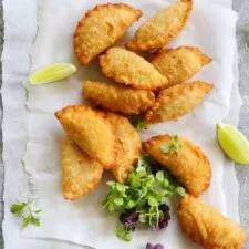 Mini empanadas de cordero con masa de yogur