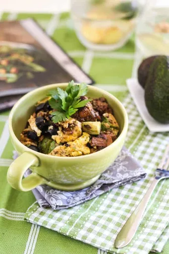 Bol de Desayuno con Carne Picada, Huevos y Aguacate