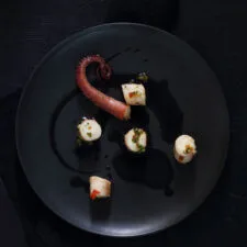 Pulpo con beurre noir de tinta de calamar