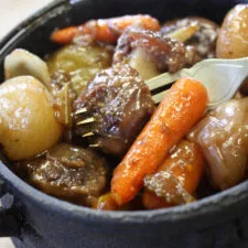 Rabo de toro cocinado a fuego lento en vino Pinotage