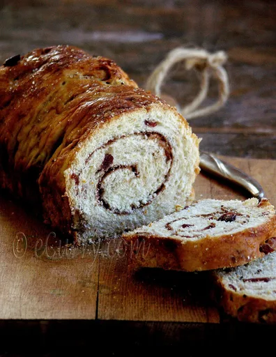 Pan de espiral con arándanos rojos especiados y frutos secos