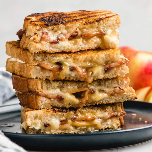Sándwich de Queso Fundido con Manzana y Brie