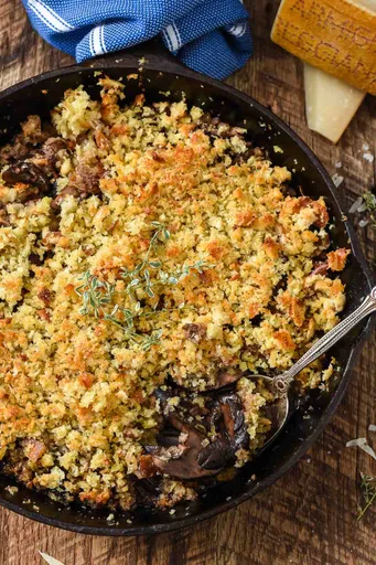 Champiñones al horno con vino tinto y migas de parmesano