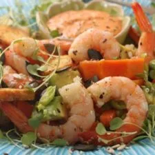 Ensalada de Langostinos, Papaya y Aguacate con Mayonesa de Pimiento Rojo