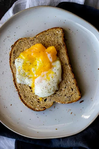Huevos escalfados al baño maría a temperatura controlada