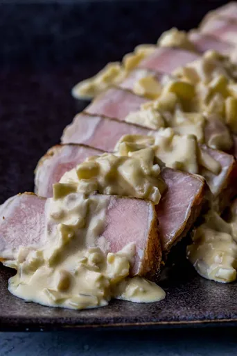 Chuletas de cerdo al vacío con salsa de mostaza y manzana