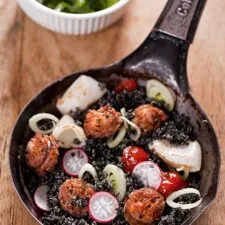 Paella de quinoa con rúcula