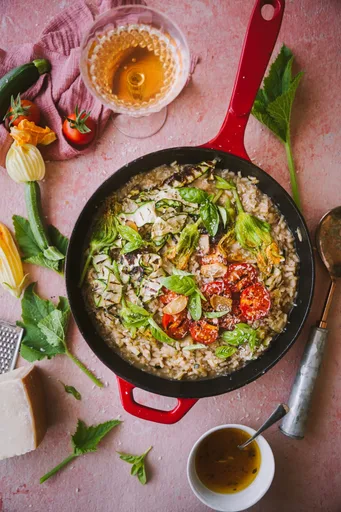 Risotto de verano con confit de tomate y calabacín