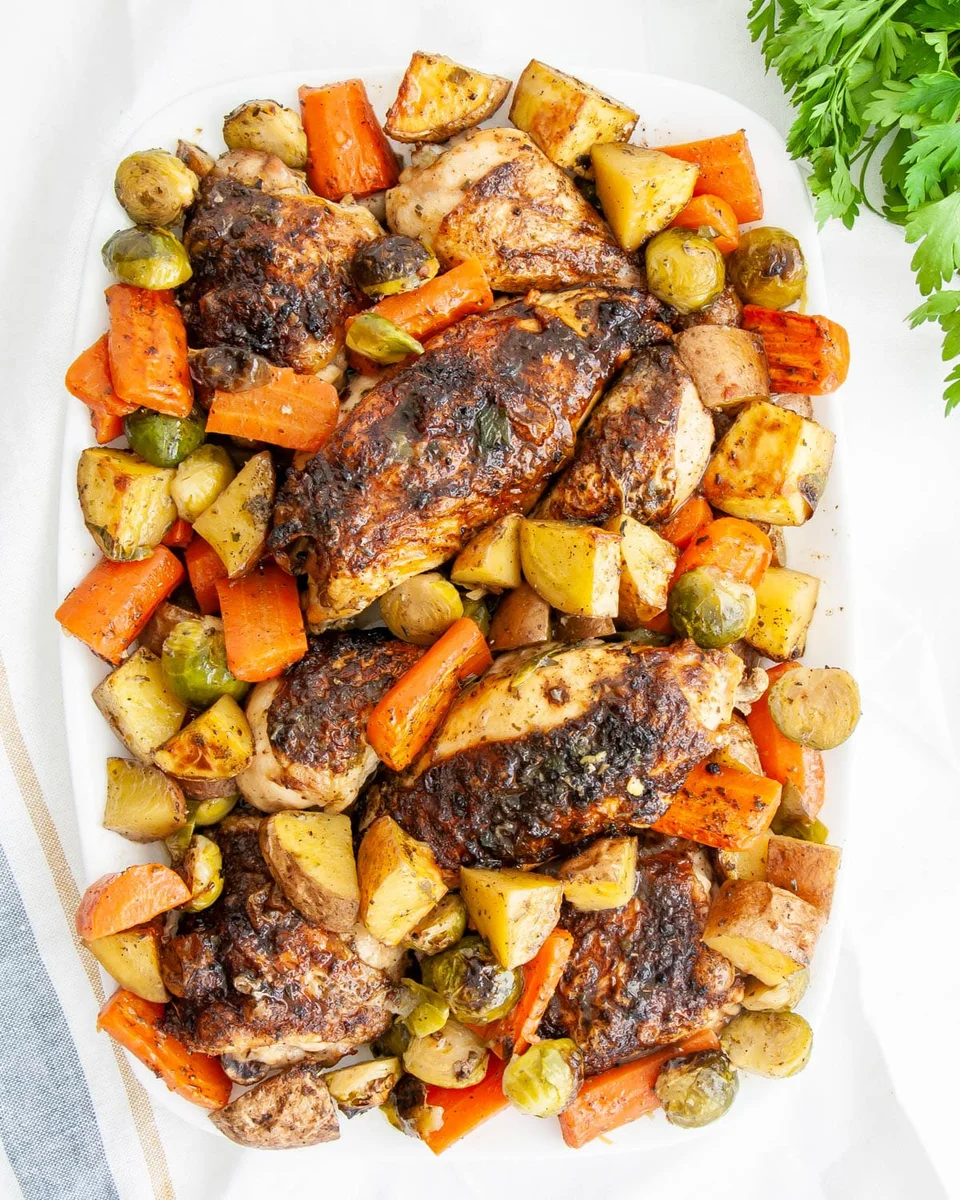 Frango e legumes assados na frigideira