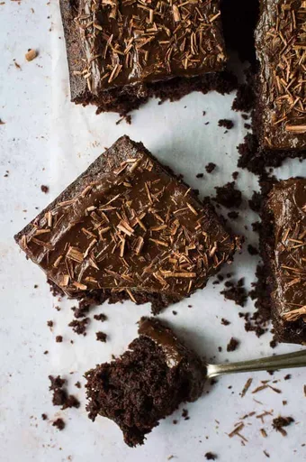 Pastel Vegano de Chocolate y Remolacha con Glaseado de Chocolate y Aguacate