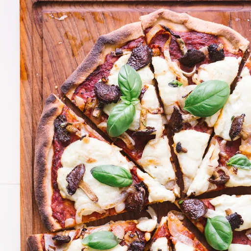 Pizza vegana y sin gluten con champiñones y cebolla