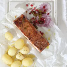 Salmón con salsa de cebolla roja y granada