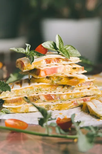 Quesadilla de tomate y queso