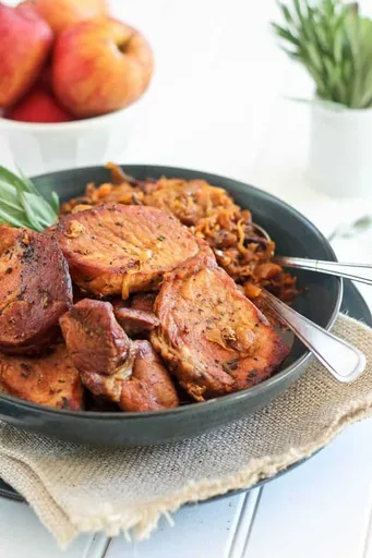 Chuletas de cerdo con tocino estofado y repollo con manzana