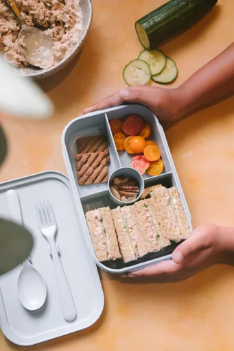 Sándwich de atún para la lonchera de los niños