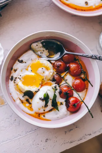 Huevos a la turca con mostaza y hojas de curry