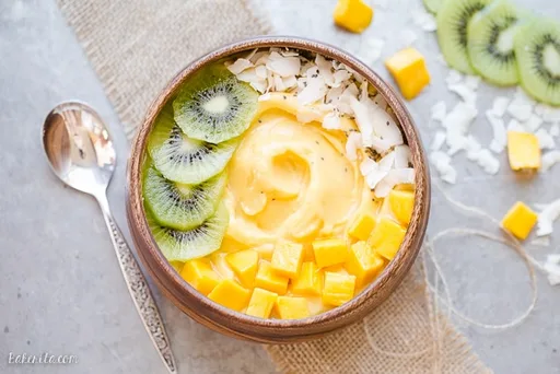Bol de batido de mango y piña