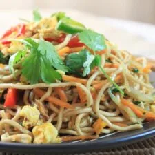 Fideos fritos con huevo y verduras