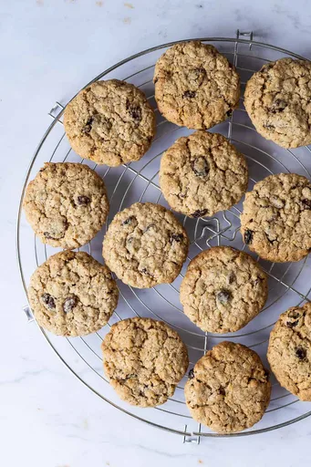 Vegan Oatmeal Raisin Cookies