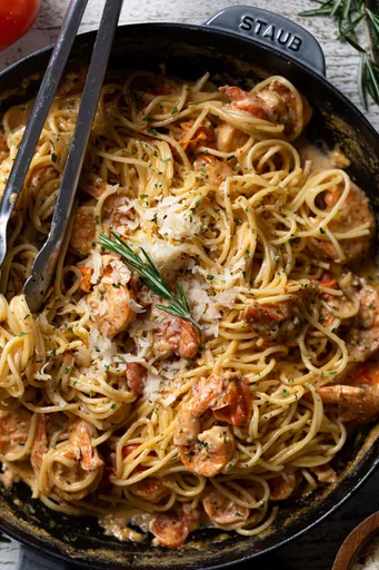 Pasta cremosa con camarones al ajillo